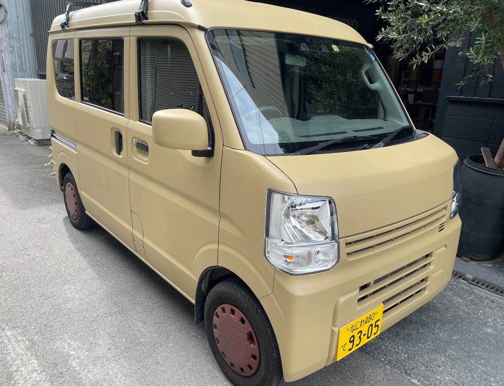 オリジナルカラー「ビスケット」で塗装されたタカラ塗料の社用車